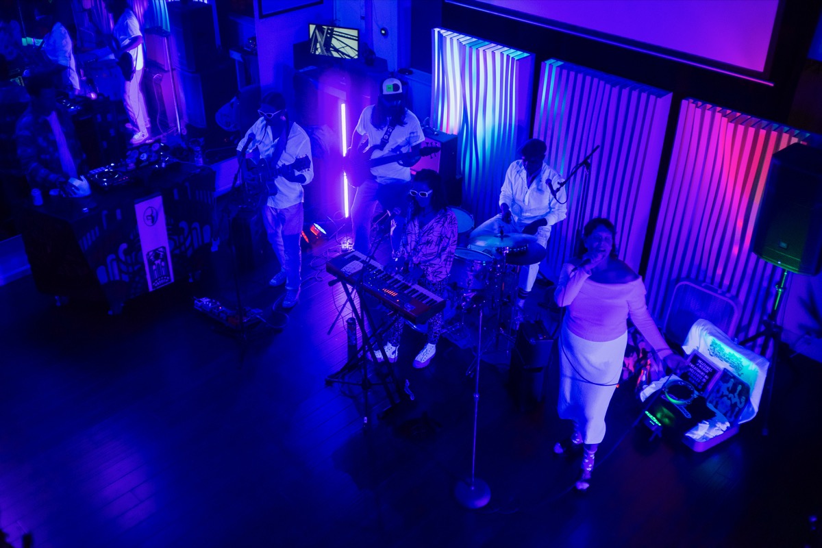 Oakland Art Library — The Helltones